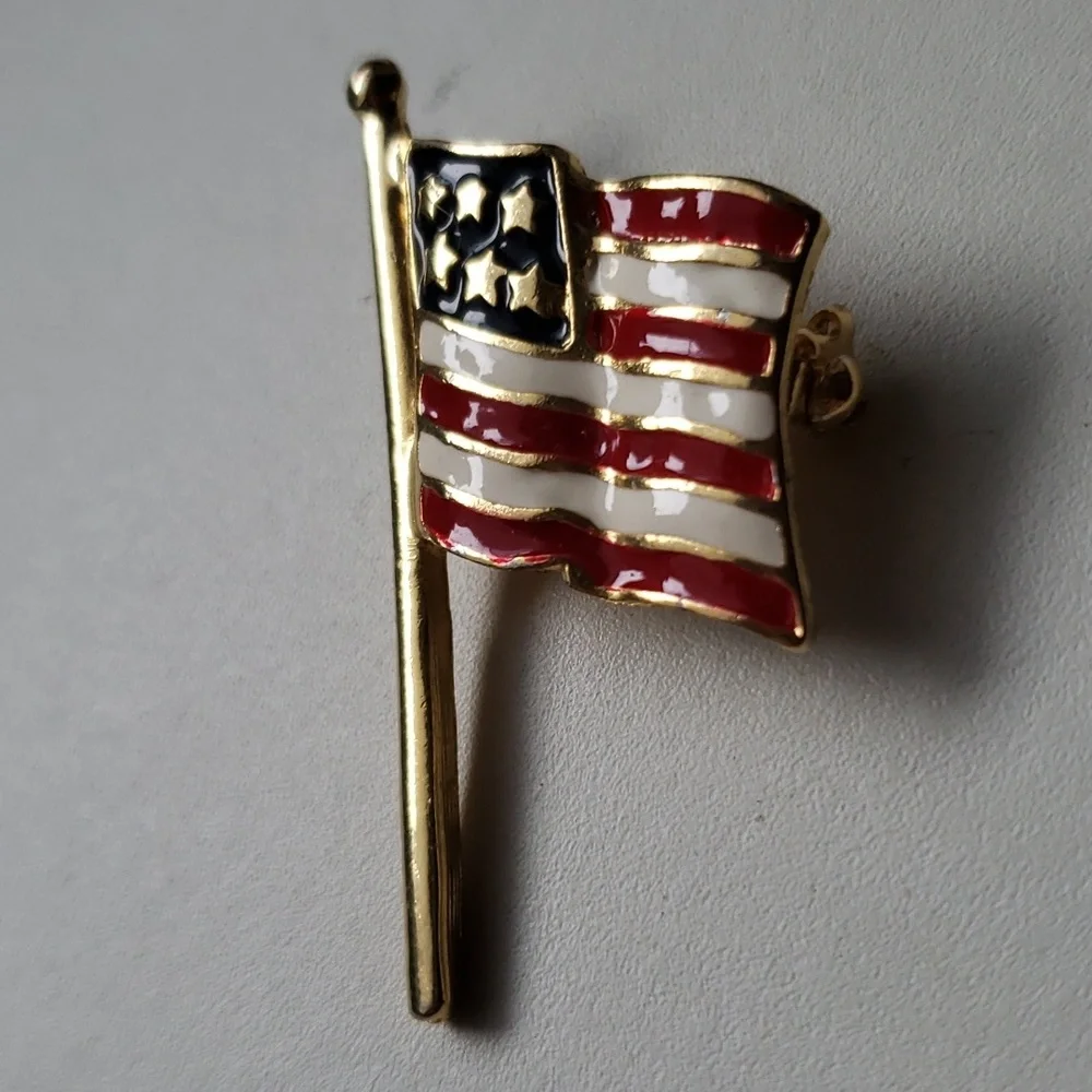 Vintage American Flag / Brooch / Pin / Enameled / Patriotic/ 
